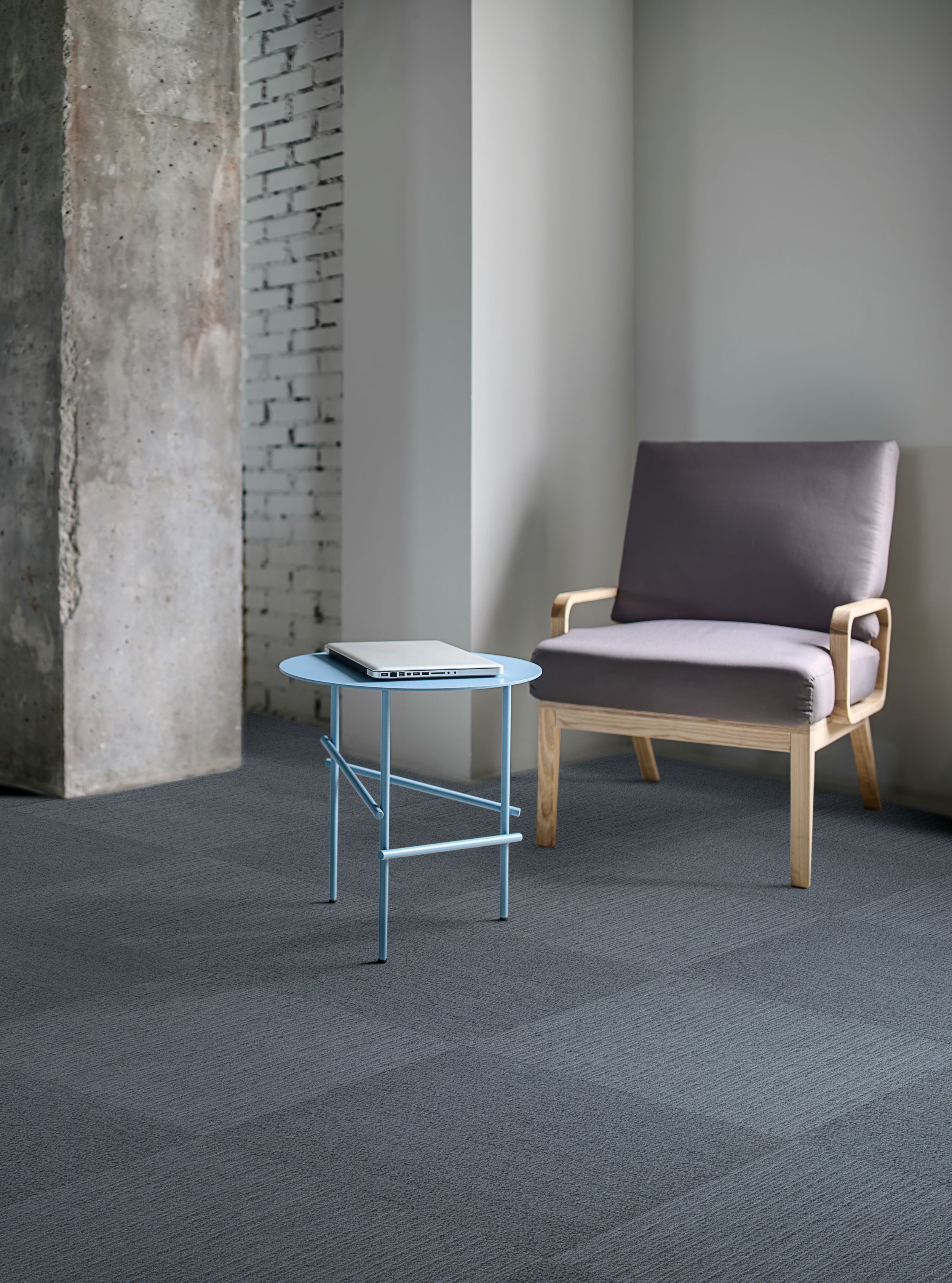 Interface Viva Colores carpet tile in seating area with single chair numéro d’image 1